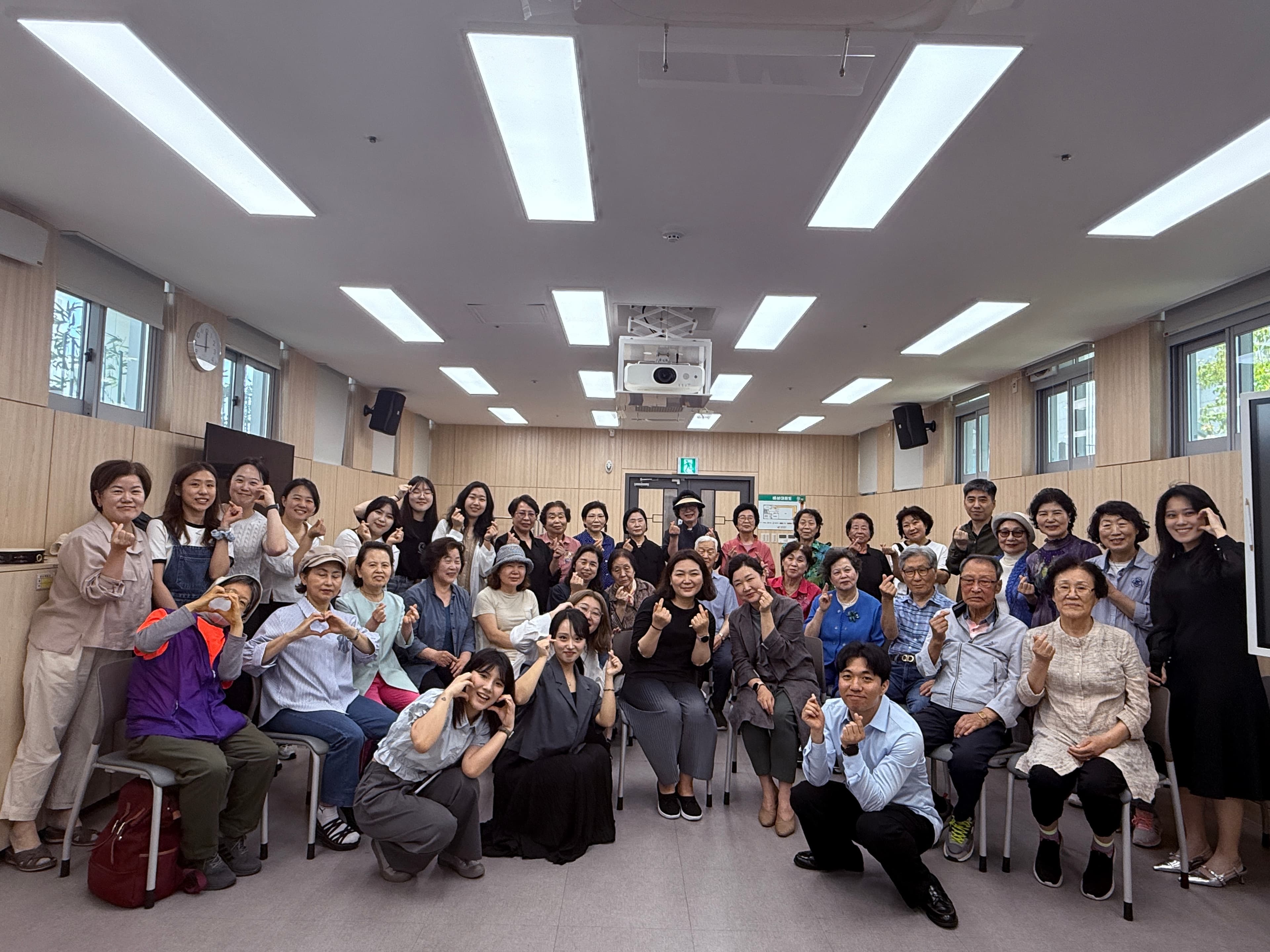 공연 전 준비 과정에서 함께 모인 참여자와 팀