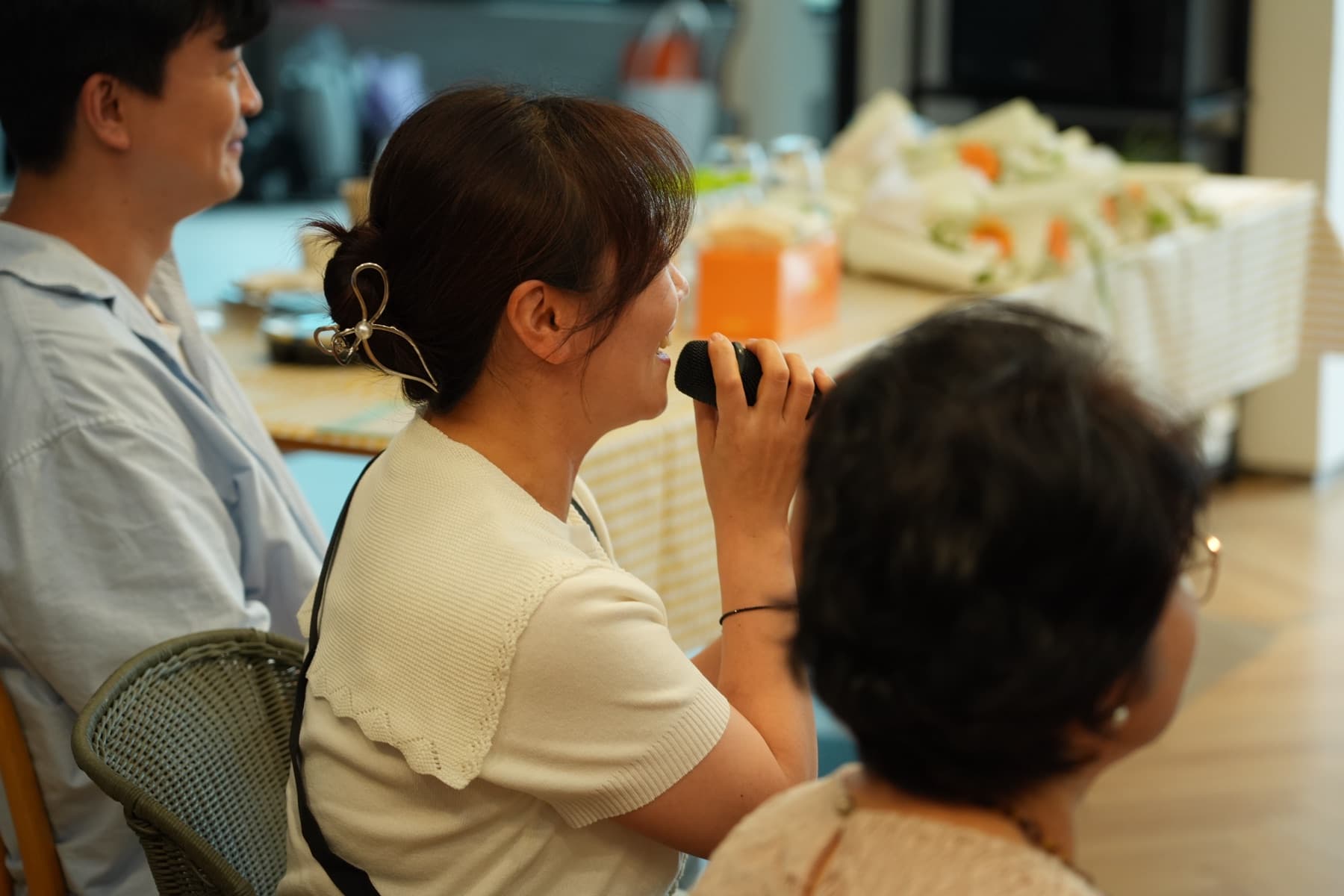 프로그램북을 살펴보는 참석자